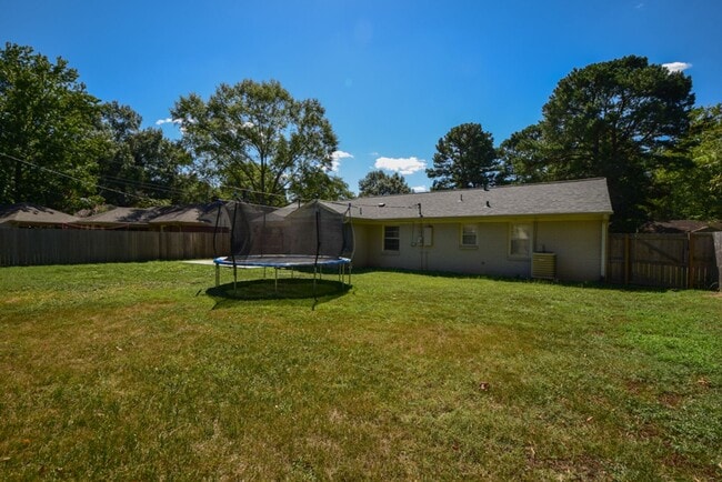 Building Photo - Cute and UPDATED 3 bed 2 bath home near GREAT SCHOOLS.
