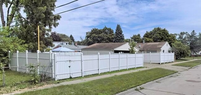 Building Photo - 8405 Robindale Ave