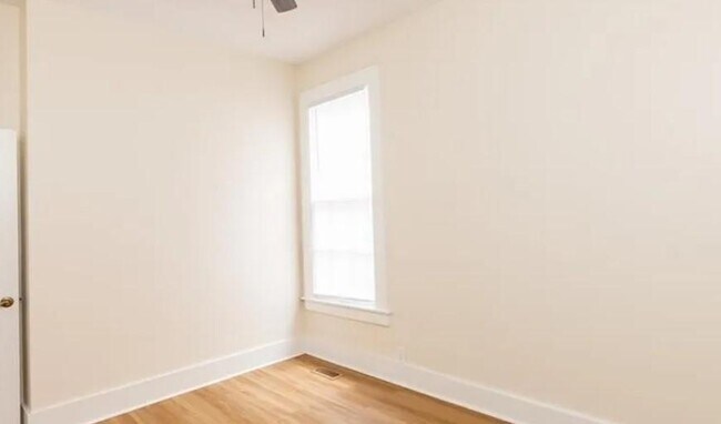 Building Photo - 1401 E Oak St