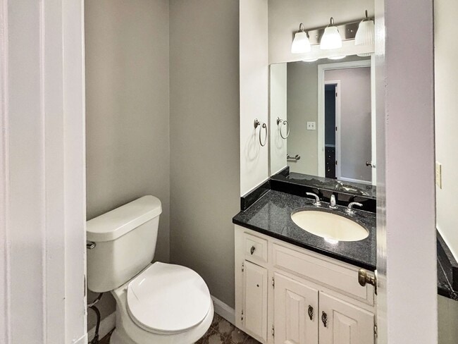 Building Photo - Beautiful 4 BR 3.5 BA Home in Marietta!