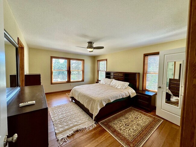 Building Photo - Stunning Running Y Ridge Home with Lake Views – Furnished or Unfurnished!