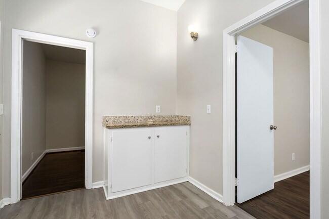 Building Photo - 1236 Oakwood St