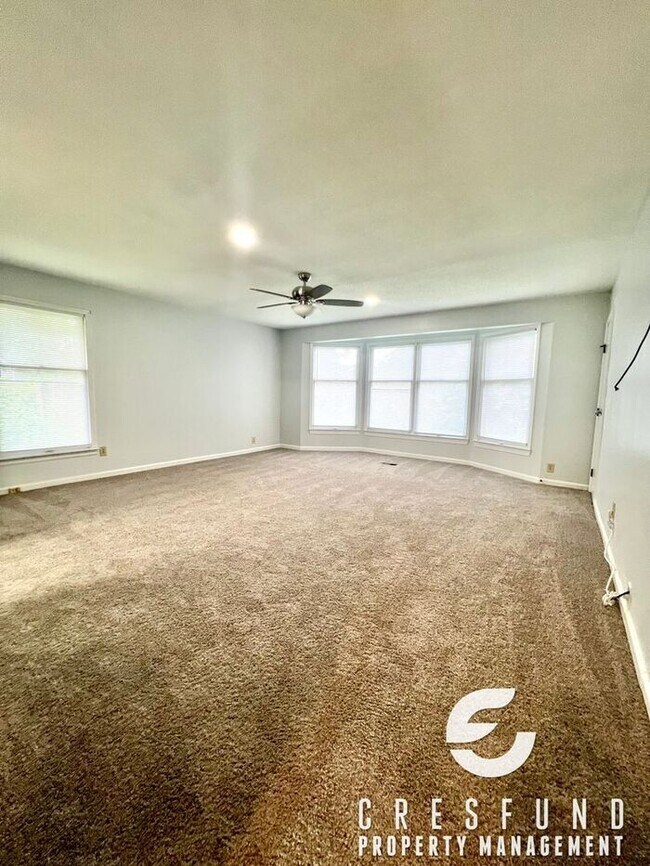 Building Photo - RECENTLY RENOVATED 3 BEDROOM - Ready for M...