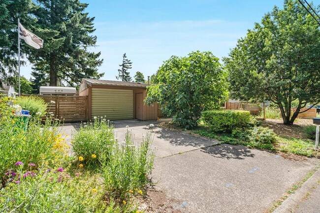 Building Photo - Charming 3-bdrm/2-bath Mid-Century ranch—A...