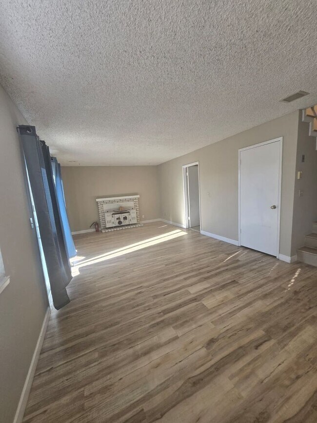 Building Photo - Spacious & Updated 4BD/2.5BA Home in Prime...