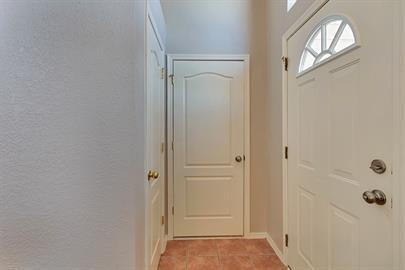 Building Photo - Single story 3 bedroom 2 bath home with REFRIGERATED AIR.