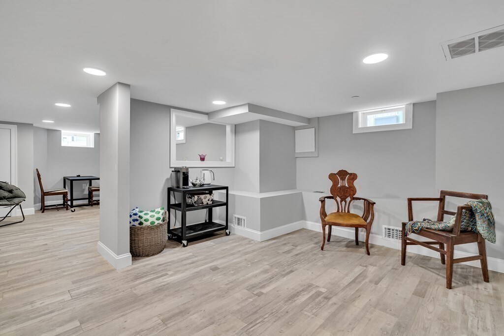 Building Photo - 19 Plymouth St