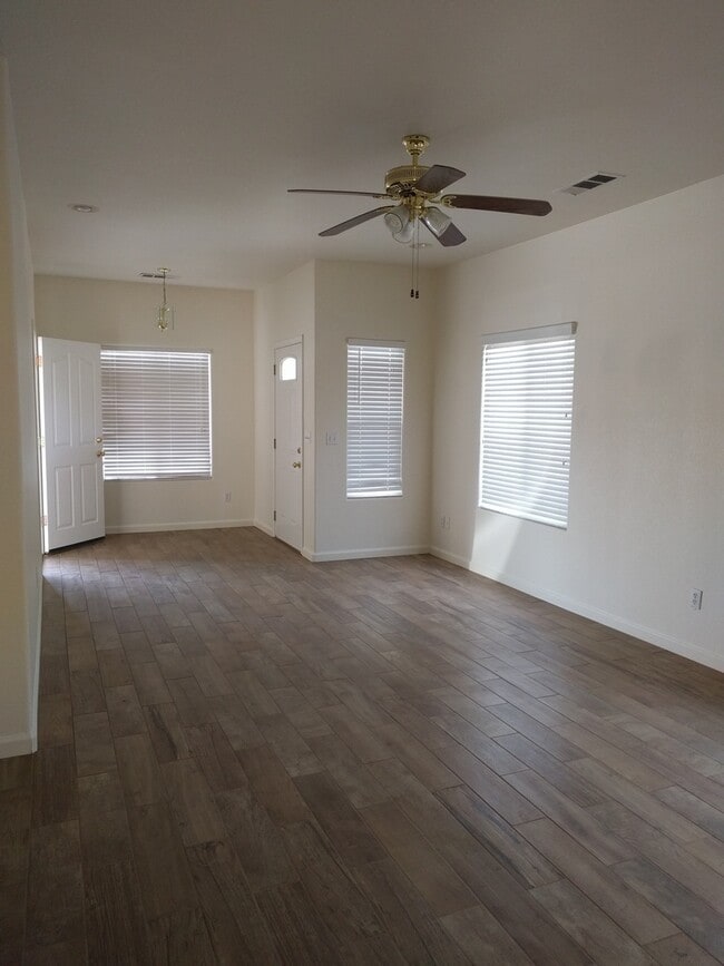 Building Photo - Huge 4-Bedroom Single Story Home with 2 Weeks Free Rent