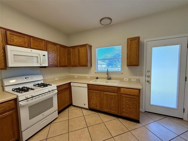 Building Photo - 702 Estancia Way