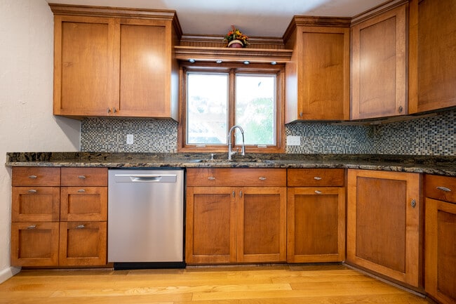 Building Photo - 6624 Southcrest Dr