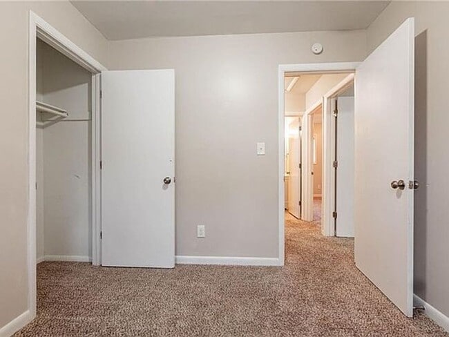 Building Photo - 1410 Willow Dr