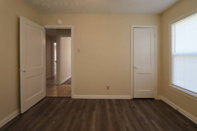 Building Photo - 1512 White Ave