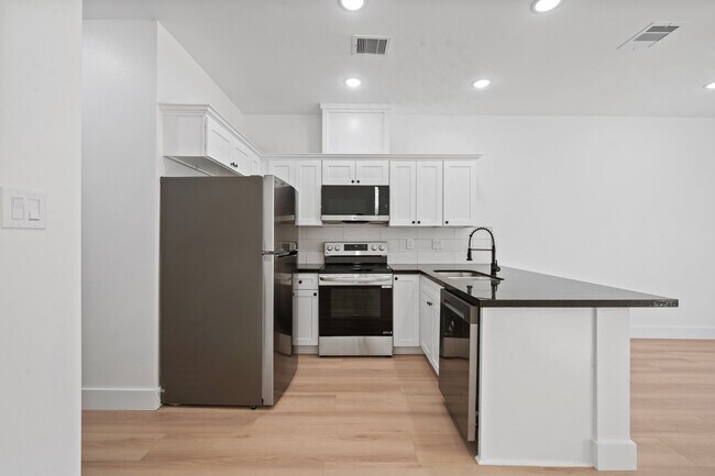 Building Photo - 8412 Sunnyhill St