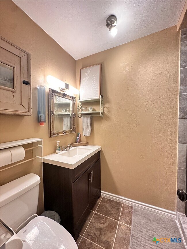 Building Photo - 421 Broadway St