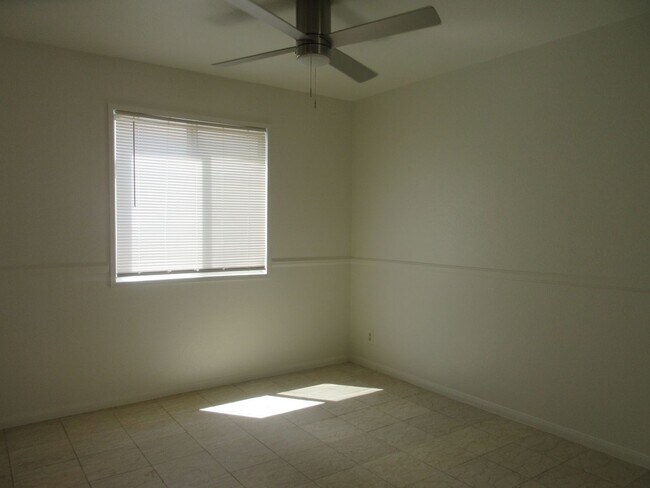 Building Photo - Wonderful townhouse on Glenoaks!