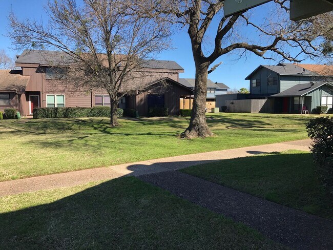 Building Photo - 2BR/1.5BA town home by LSUS (River Oaks)