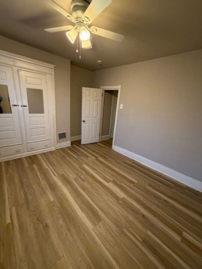 Building Photo - Spacious 3 Bedroom Grays Ferry