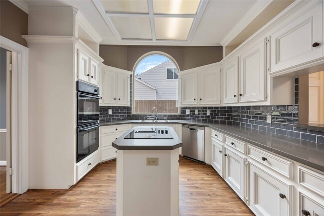 Building Photo - 11930 Carriage Hill Dr