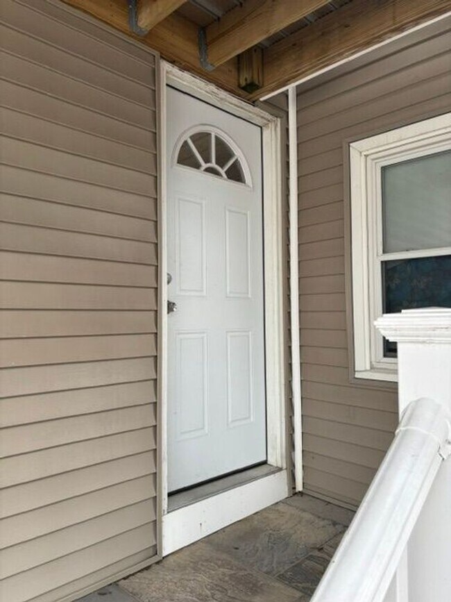 Building Photo - 121 Ledge St