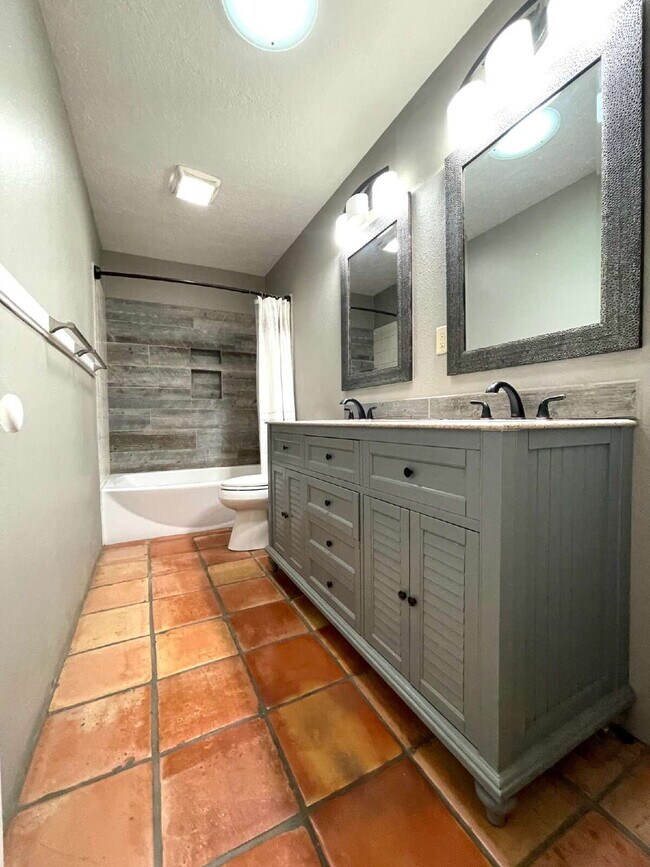Building Photo - Nob Hill! 2bd/1ba/1CG Gorgeous!