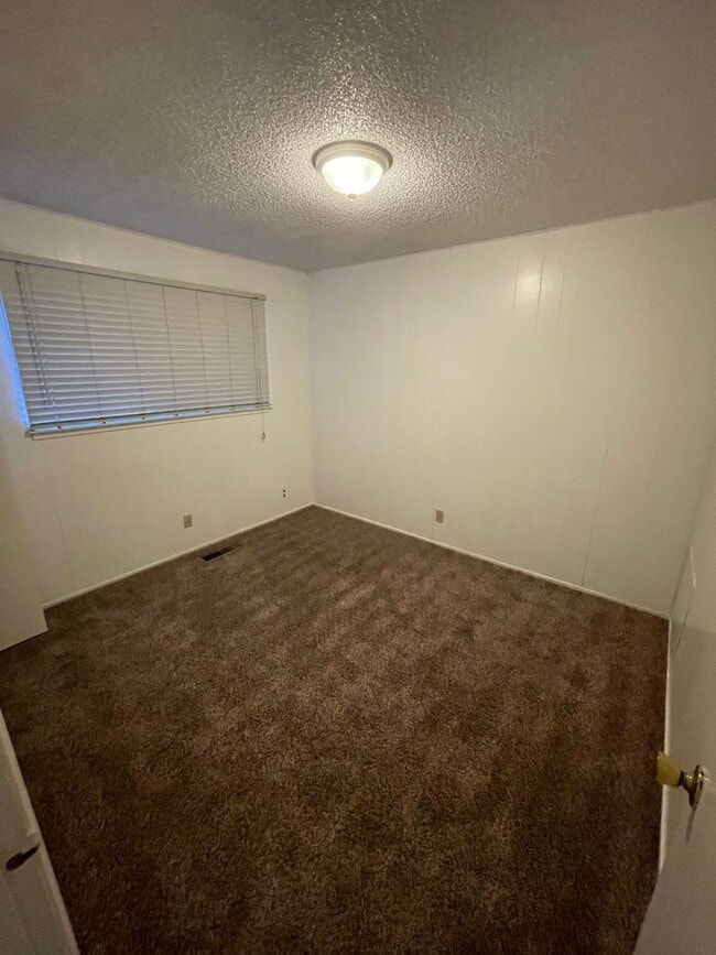 Building Photo - Two story 4 bedroom 2 bath home, Magalia