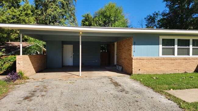 Building Photo - 3114 Tanglewood Dr