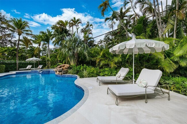 Building Photo - 1033 Almeria Ave