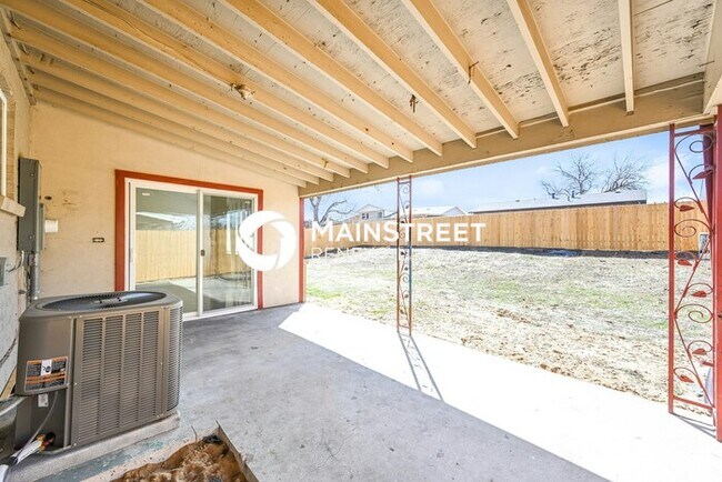 Building Photo - 4 Bedroom Pet-Friendly Home in DENVER, CO with Main Street Renewal