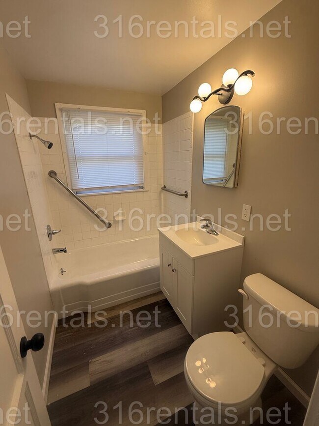 Building Photo - $995 - 2 bedroom / 1 bathroom - Single Family Home