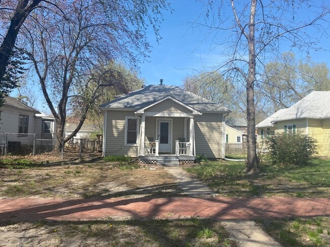 Primary Photo - 4 Bedroom Duplex. Close to Campus and Down...