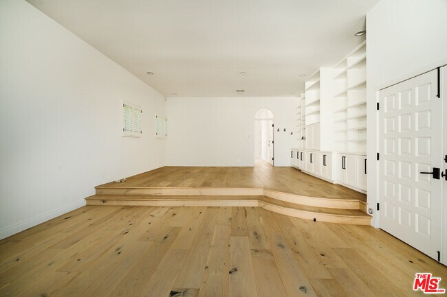 Building Photo - 609 21st Pl