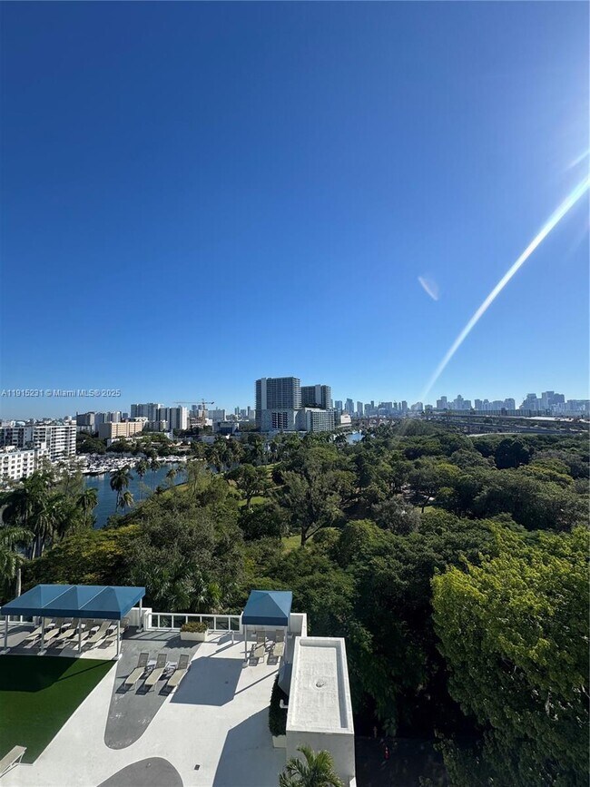 Building Photo - 1861 NW S River Dr