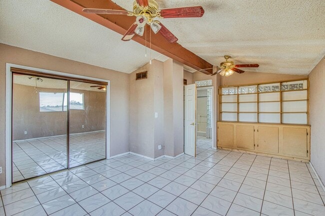 Building Photo - Come and check this 3 bed/2 baths house