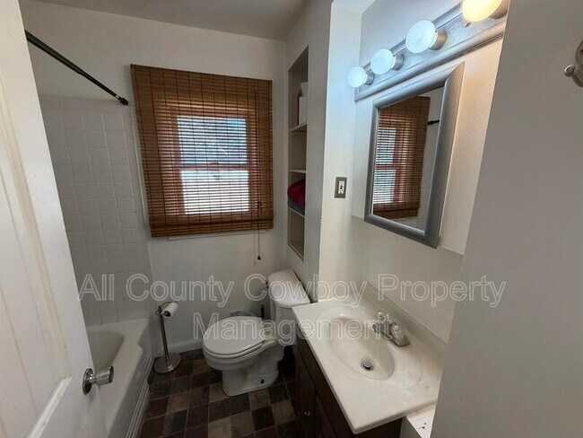 Building Photo - 1407 Ord St