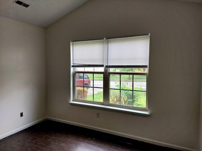 Building Photo - 1552 Lindy Ln