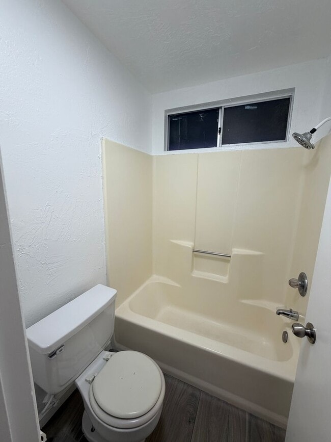 Building Photo - 14606 Riverside St