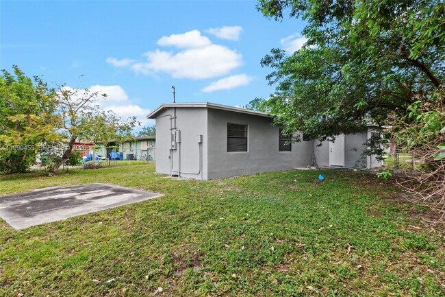 Building Photo - 1557 NW 15th Ave