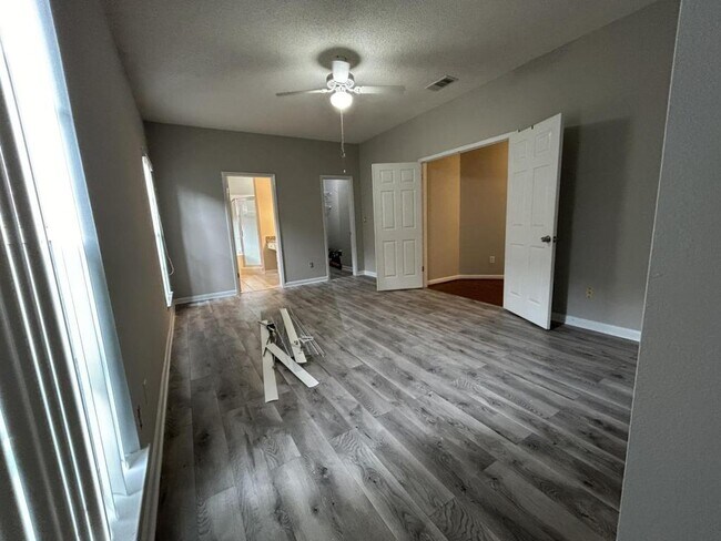 Building Photo - 1592 Parkwood Ct W