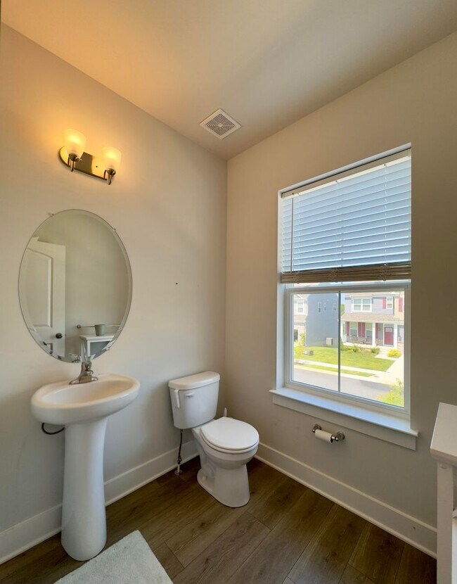 Building Photo - Charming 4 Bedroom/3.5 Bathroom in New WIn...
