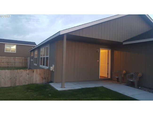 Building Photo - River View