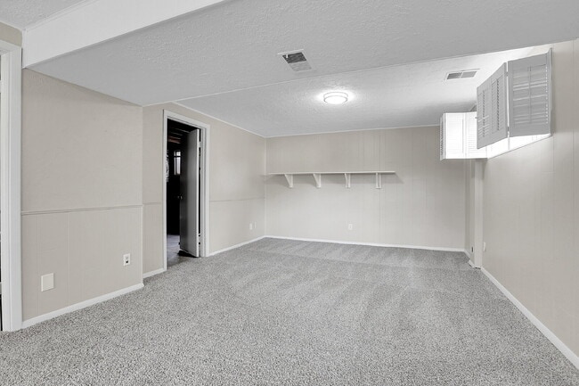 Building Photo - $2,600.00, 3-bed, 2.5-bath, located in Lak...