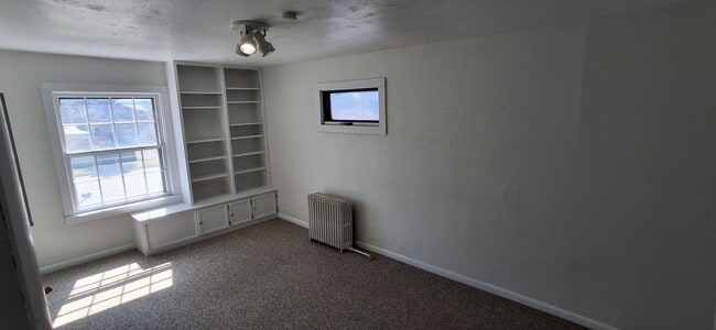 Building Photo - Spacious 4 Bedroom Stand Alone Home Near t...