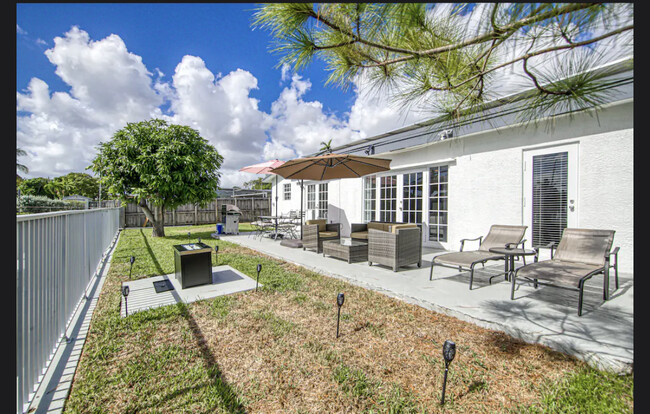 Barbecue area and kayak - 1930 NW 32nd St