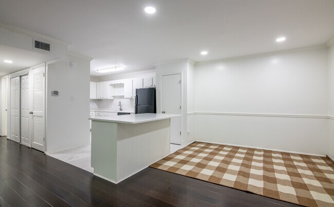 Building Photo - 1001 Woodland Vlg