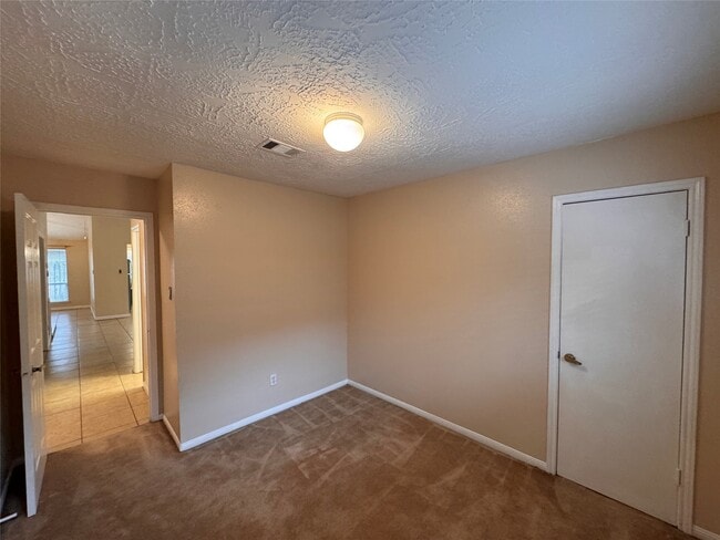 Building Photo - 2827 Parkwood Manor Dr