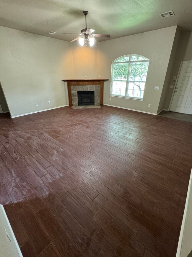 Building Photo - 3 bedroom 2 bath home close to campus