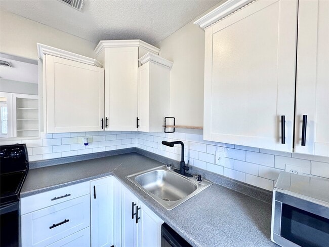 Building Photo - 629 E 11th St