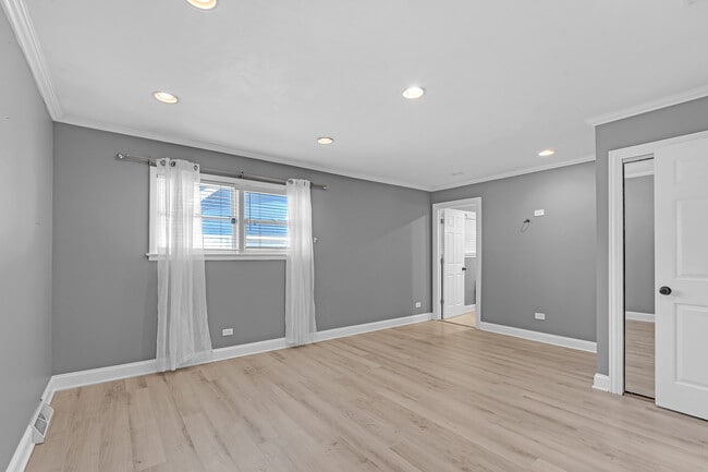 Building Photo - 534 Lawler Ave