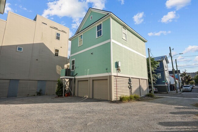 Building Photo - Elevated Charleston Charmer