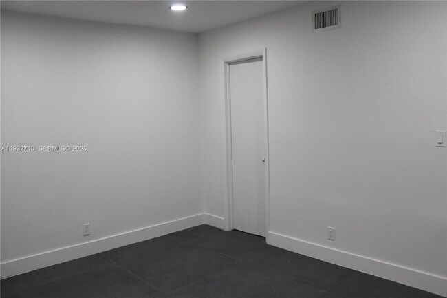 Building Photo - 5140 SW 40th Ave